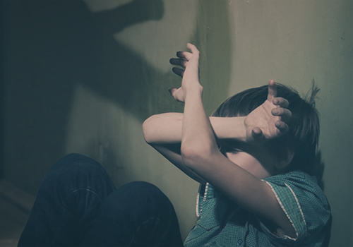Мальчик закрывается от удара отца